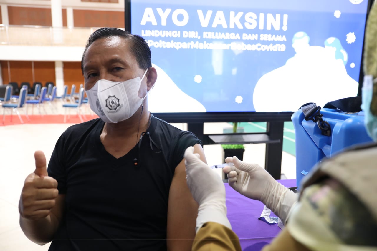 Dosen dan pegawai di Lingkungan Politeknik Pariwisata Makassar mendapatkan Vaksinasi Covid-19 dosis pertama