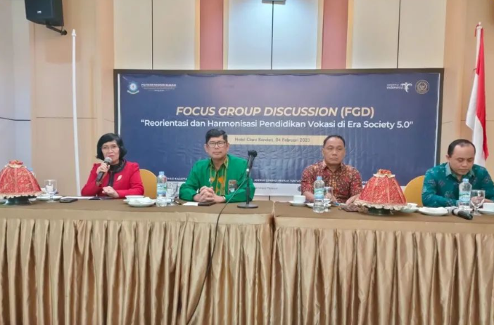 Poltekpar Makassar melaksanakan Focus Group Discussion (FGD) dengan tema ” Roerentasi dan Harmonisasi Pendidikan Vokasi di Era Society 5.0″