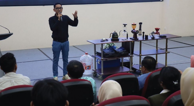 Politeknik Pariwisata Makassar melalui Program Studi Tata Hidang melaksanakan Kuliah Umum Pengembangan Kewirausahaan sebagai seorang Barista dan Mixologist